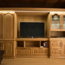 dnevna soba hrast z razsvetljavo