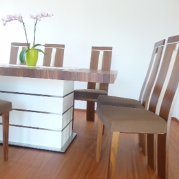 miza z belim podstavkom