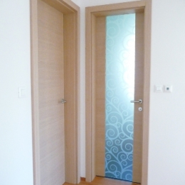 notranja vrata beljen hrast in steklo