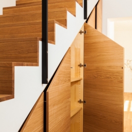 omare-pod-stopnicami-3