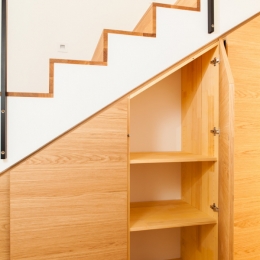 omare-pod-stopnicami-4