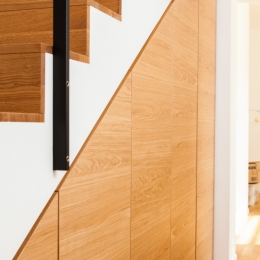 omare-pod-stopnicami