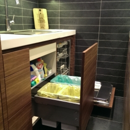 kuhinja kos pomivalni stroj