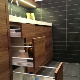 kuhinja pod pomivalnim koritom