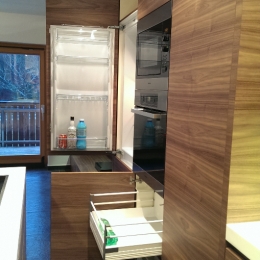 odprt predalnik kuhinja