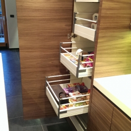 odprta omara kuhinja