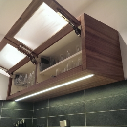 viseca omara kuhinja